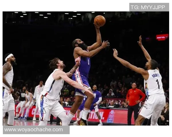 76人对阵篮网激战正酣球星对决引爆全场热情 76人对阵篮网激战正酣球星对决引爆全场热情